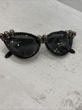 Women's Black Skull-Accent Sunglasses
